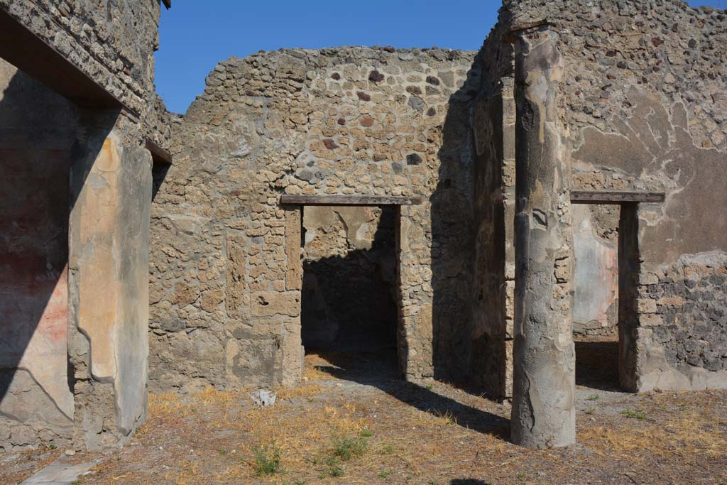 VI.14.40 Pompeii. September 2019. 
Looking north across west portico towards doorways to room with vaulted ceiling, in centre and large triclinium, on right.
Foto Annette Haug, ERC Grant 681269 DÉCOR