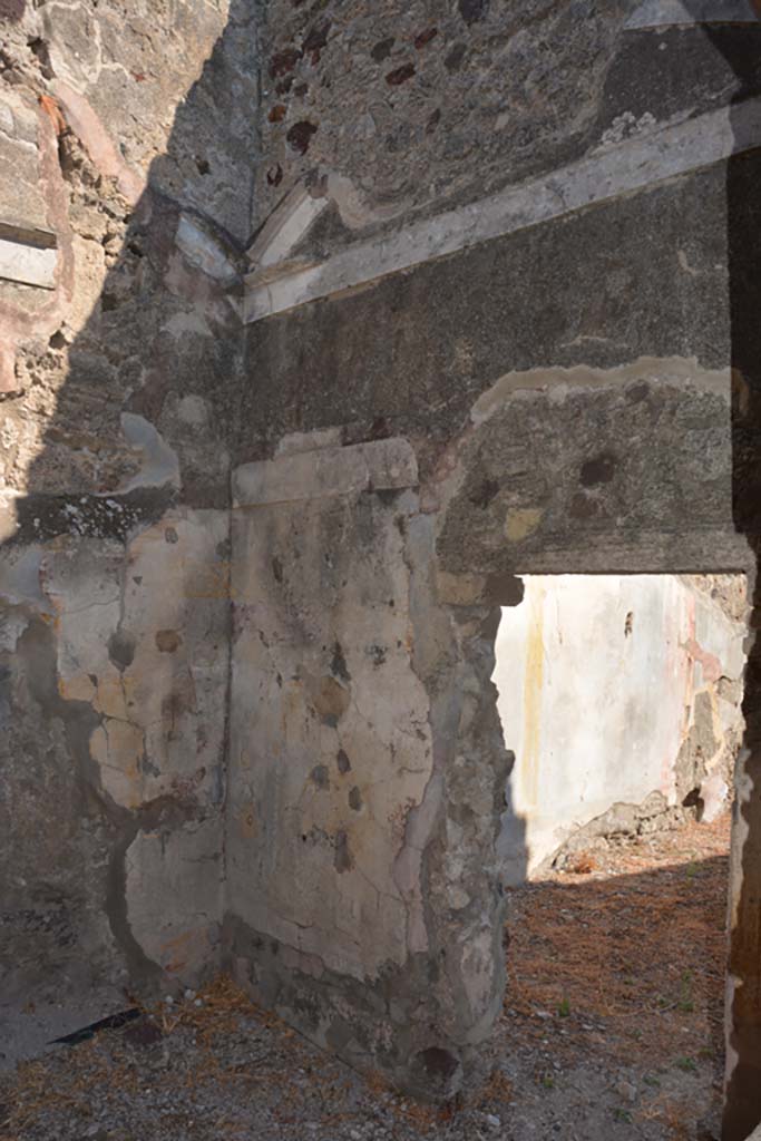 VI.14.40 Pompeii. September 2019. 
North-east corner with east wall and doorway into large triclinium.  
Foto Annette Haug, ERC Grant 681269 DÉCOR
