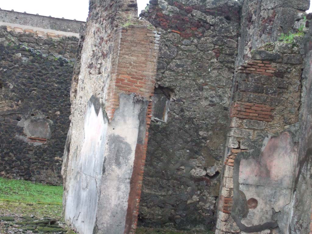VI.14.42 Pompeii. December 2005. Doorway to cubiculum on south side of tablinum, looking east.