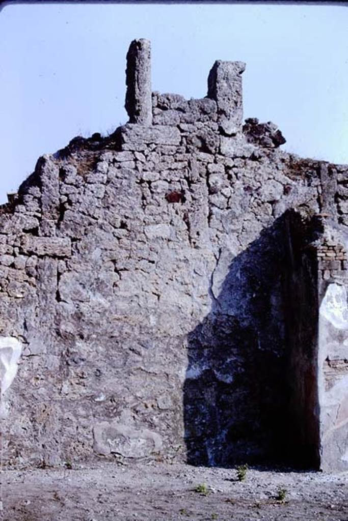 VI.14.42 Pompeii. 1966. Looking towards the south wall of the garden area.  Photo by Stanley A. Jashemski.
Source: The Wilhelmina and Stanley A. Jashemski archive in the University of Maryland Library, Special Collections (See collection page) and made available under the Creative Commons Attribution-Non Commercial License v.4. See Licence and use details. J66f0248