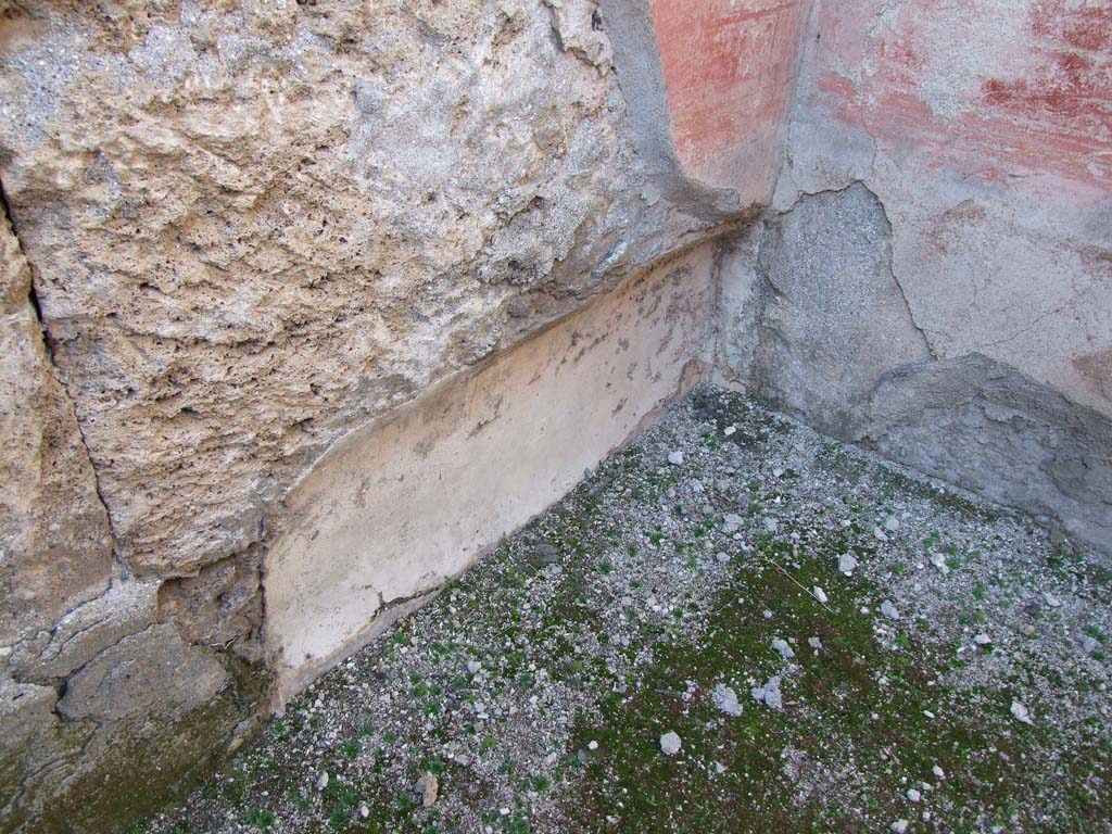 VI.14.43 Pompeii. December 2007. Room 2, bed recess in west wall of cubiculum on north side of entrance.