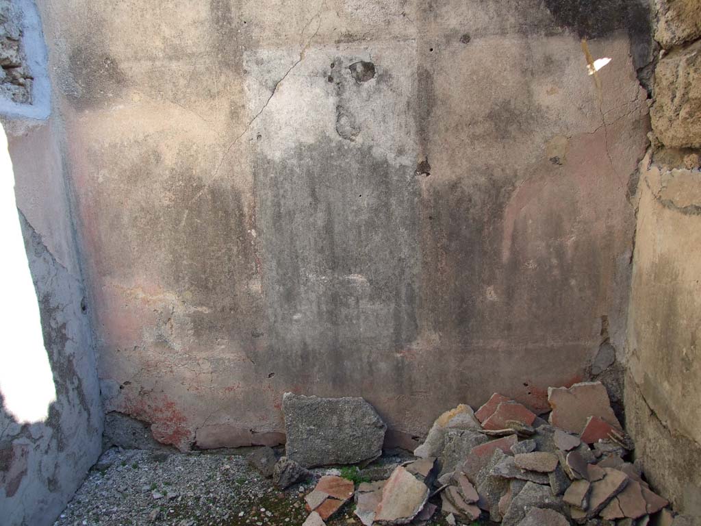 VI.14.43 Pompeii. December 2007. Room 2, looking towards the east wall of cubiculum on north side of entrance.  
According to Bragantini, the east wall was painted with a red dado, and in the centre of the middle zone was a painting of Daedalus and Pasiphae.
The upper zone of the wall was painted white, with a stucco cornice.
See Bragantini, de Vos, Badoni, 1983. Pitture e Pavimenti di Pompei, Parte 2. Rome: ICCD. (p.301, cubicolo ‘11’) 
See Helbig, W., 1868. Wandgemälde der vom Vesuv verschütteten Städte Campaniens. Leipzig: Breitkopf und Härtel (1205).