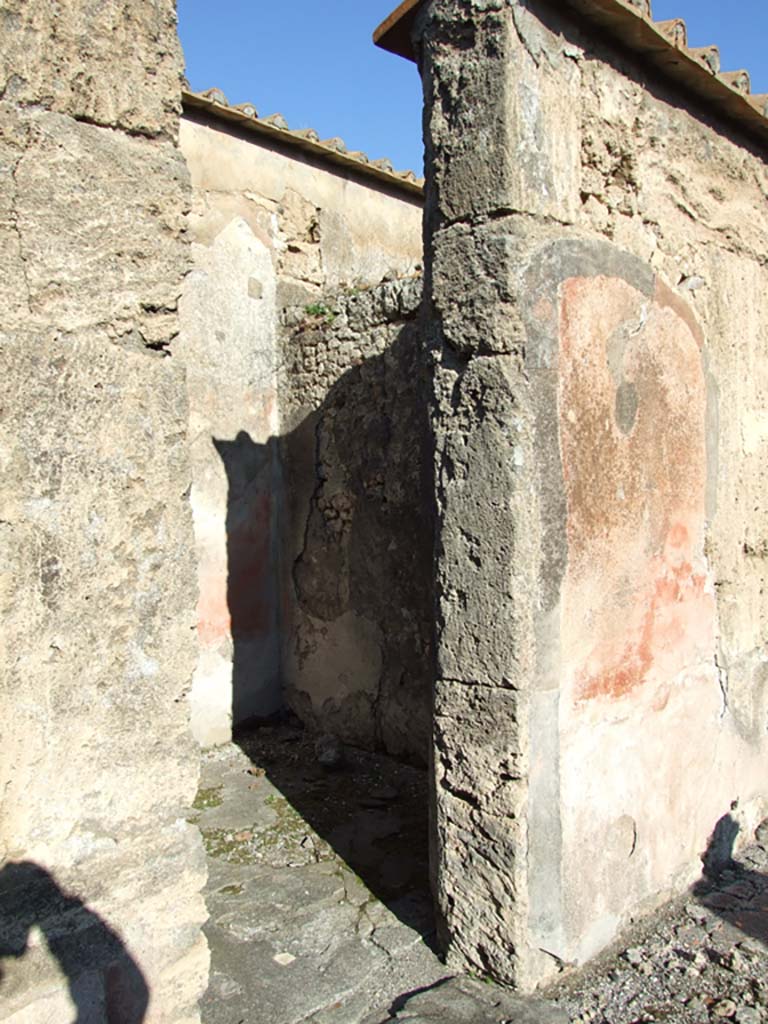 VI.14.43 Pompeii. December 2007. Doorway to room 3, room on north side of atrium.
According to Bragantini, the north wall of the atrium was painted with a black dado.
The middle zone of the wall was painted red, each panel edge bordered with a pattern of small semicircles.
The frieze was black with painted climbing plant shoots.
See Bragantini, de Vos, Badoni, 1983. Pitture e Pavimenti di Pompei, Parte 2. Rome: ICCD. (p. 299, atrio ‘2’)