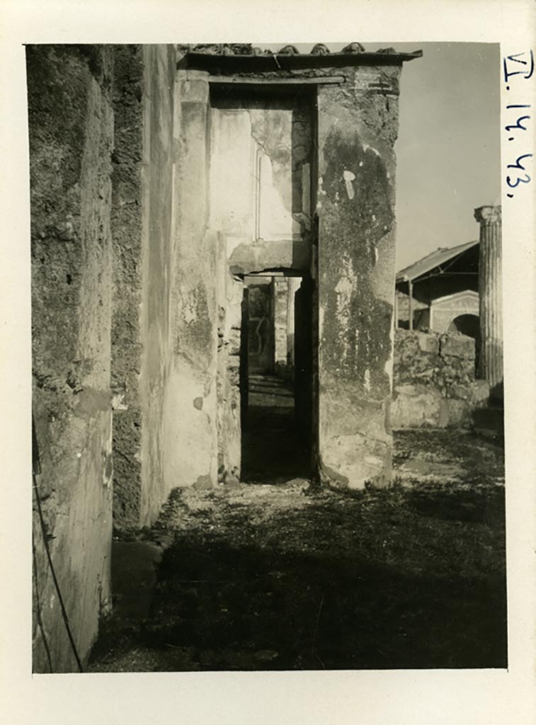 VI.14.43 Pompeii. Pre-1937-39. Looking towards west end of corridor in atrium.
Photo courtesy of American Academy in Rome, Photographic Archive. 
Warsher collection no. 1427.
