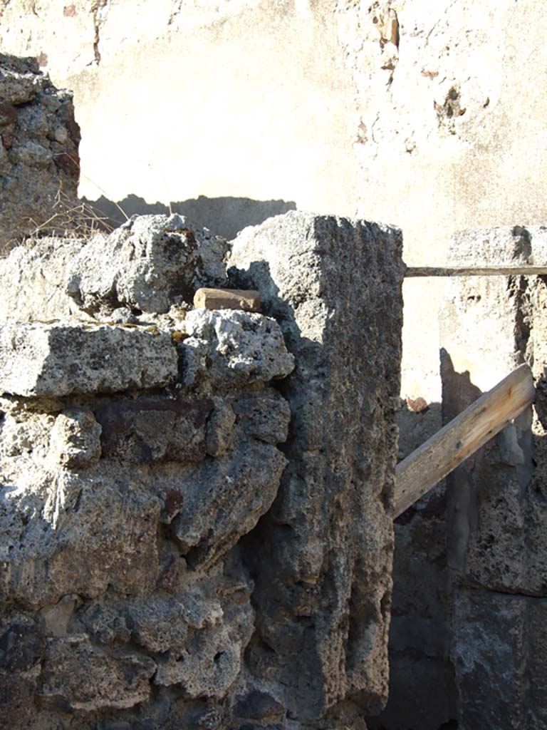 VI.14.43 Pompeii. December 2007. 
Room 6, west end of corridor, looking north into first doorway of triclinium, room 15.