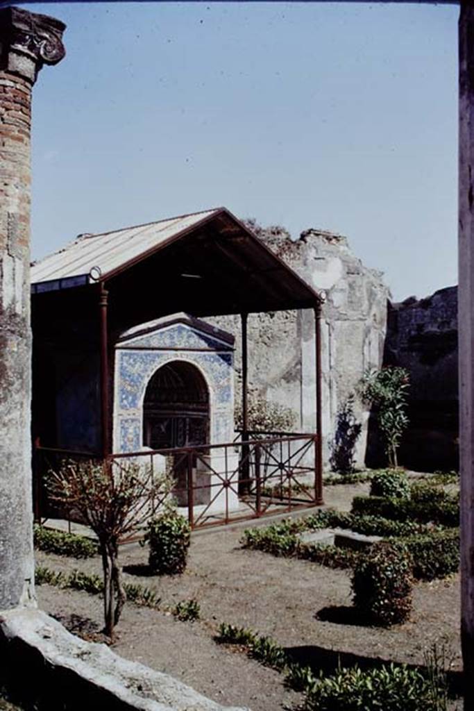 VI.14.43 Pompeii. 1968. Looking south-east across garden.  Photo by Stanley A. Jashemski.
Source: The Wilhelmina and Stanley A. Jashemski archive in the University of Maryland Library, Special Collections (See collection page) and made available under the Creative Commons Attribution-Non Commercial License v.4. See Licence and use details.
J68f1973