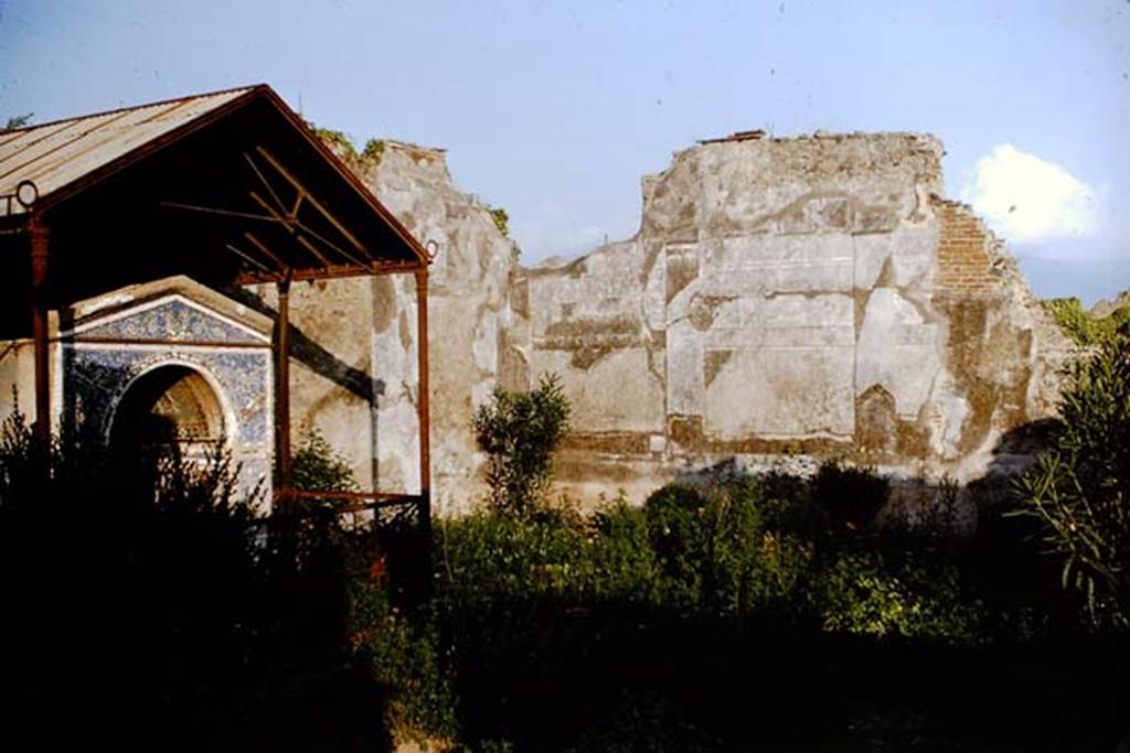 VI.14.43 Pompeii. 1964. Room 14, looking toward walls in south-east corner of garden. Photo by Stanley A. Jashemski.
Source: The Wilhelmina and Stanley A. Jashemski archive in the University of Maryland Library, Special Collections (See collection page) and made available under the Creative Commons Attribution-Non Commercial License v.4. See Licence and use details.
J64f1590