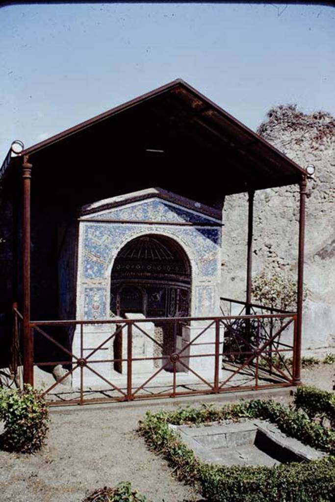 VI.14.43 Pompeii. 1968. Room 14, garden area with fountain. Photo by Stanley A. Jashemski.
Source: The Wilhelmina and Stanley A. Jashemski archive in the University of Maryland Library, Special Collections (See collection page) and made available under the Creative Commons Attribution-Non Commercial License v.4. See Licence and use details.
J68f1970
