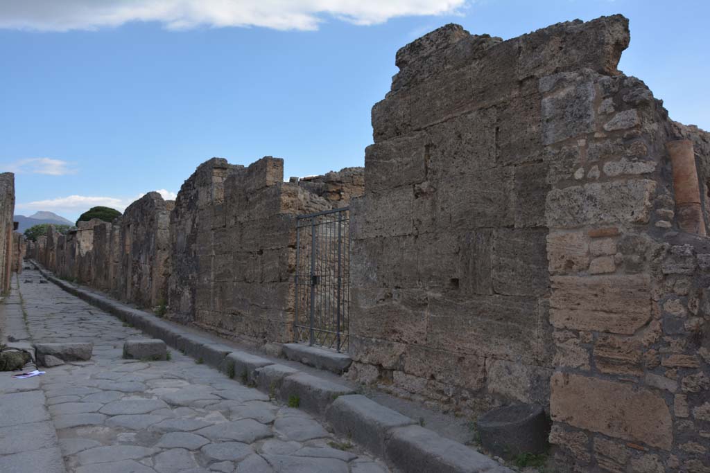 VI.14.43 Pompeii. July 2017. Looking north to entrance doorway on Vicolo dei Vettii.
Foto Annette Haug, ERC Grant 681269 DÉCOR.
