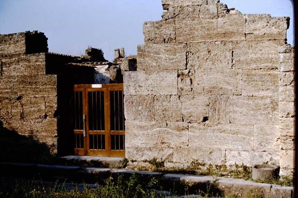 VI.14.43 Pompeii. 1964. Entrance doorway. Photo by Stanley A. Jashemski.
Source: The Wilhelmina and Stanley A. Jashemski archive in the University of Maryland Library, Special Collections (See collection page) and made available under the Creative Commons Attribution-Non Commercial License v.4. See Licence and use details.
J64f1587