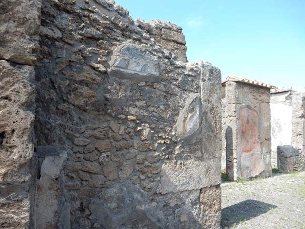 VI.14.43 Pompeii. May 2015. North (left) wall of entrance fauces.  Photo courtesy of Buzz Ferebee.