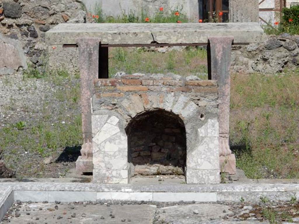 VI.14.43 Pompeii. May 2015. Room 1, detail of marble table and marble covered brick base or fountain. Photo courtesy of Buzz Ferebee.
