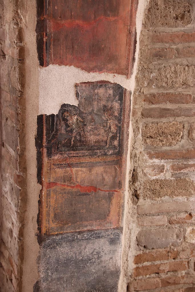 VI.15.1 Pompeii. October 2024.
Painted decoration on pilaster on west side of entrance doorway, on south wall.
Photo courtesy of Klaus Heese.
