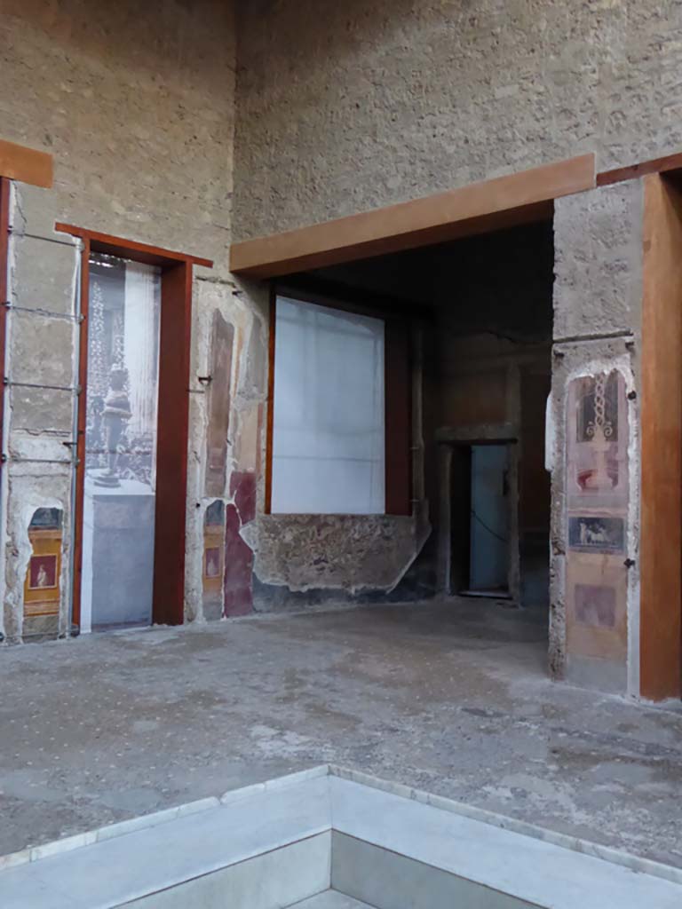 VI.15.1 Pompeii. January 2017. Looking north-west across impluvium in atrium towards north ala.
Foto Annette Haug, ERC Grant 681269 DÉCOR.