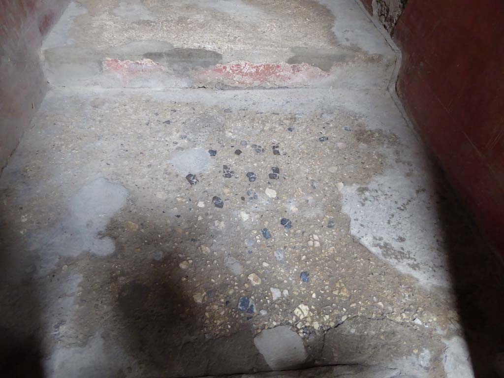 VI.15.1 Pompeii. January 2017. Detail from flooring and bed recess.
Foto Annette Haug, ERC Grant 681269 DÉCOR.