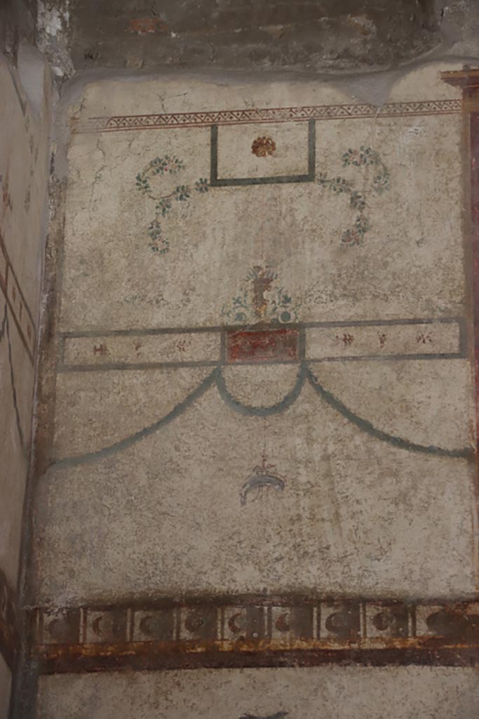 VI.15.1 Pompeii. October 2023.
Detail from upper north wall at west end. Photo courtesy of Klaus Heese.