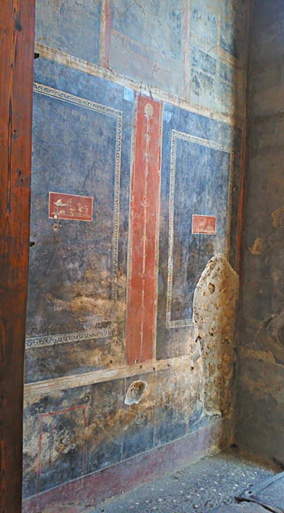 VI.15.1 Pompeii. December 2019.
Vestibule (b), north wall. Photo courtesy of Giuseppe Ciaramella.
