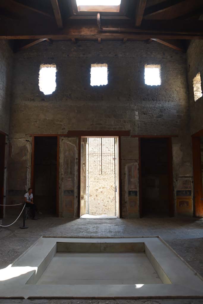 VI.15.1 Pompeii. July 2017. Looking east towards entrance across impluvium in atrium.
Foto Annette Haug, ERC Grant 681269 DÉCOR.