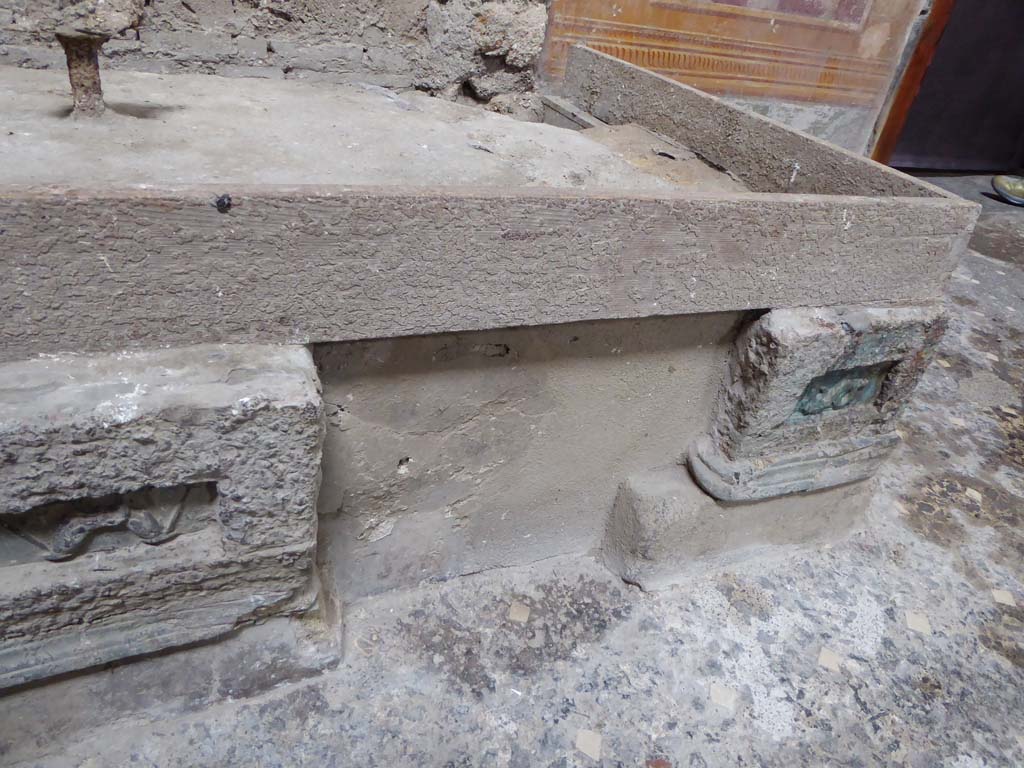 VI.15.1 Pompeii. January 2017. North side of atrium, decoration from remains of strong box, in centre and at east end.
Foto Annette Haug, ERC Grant 681269 DÉCOR.