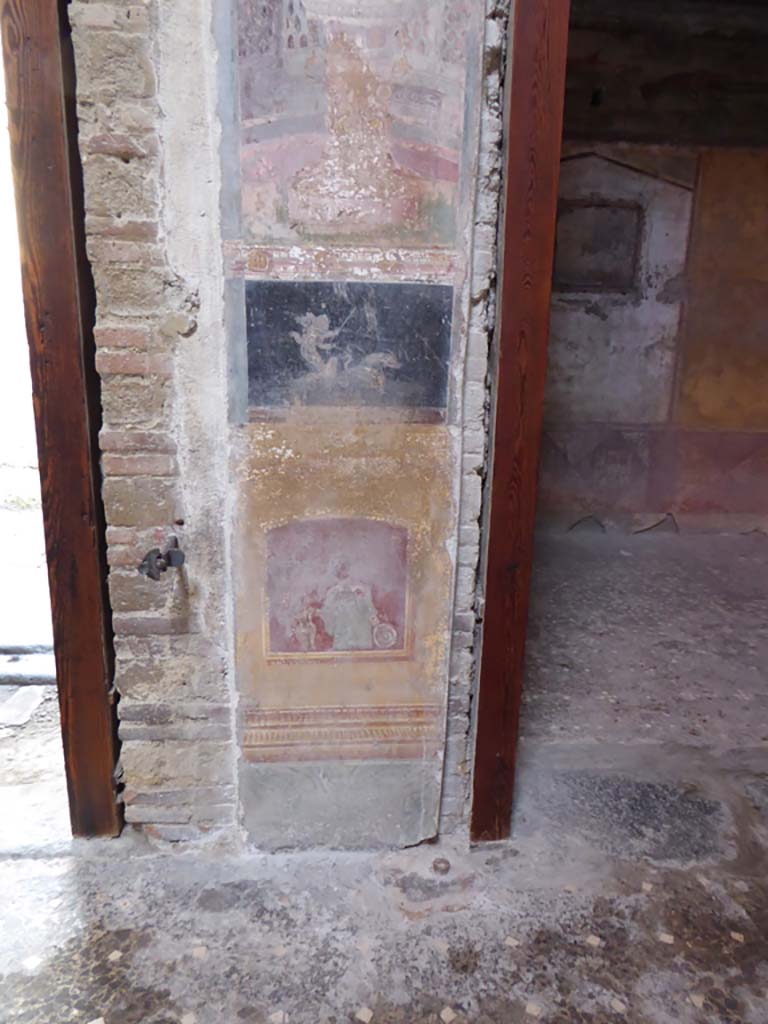 VI.15.1 Pompeii. January 2017.
Looking east towards painted decoration between entrance corridor, on left, and doorway to bedroom, on right.
Foto Annette Haug, ERC Grant 681269 DÉCOR.