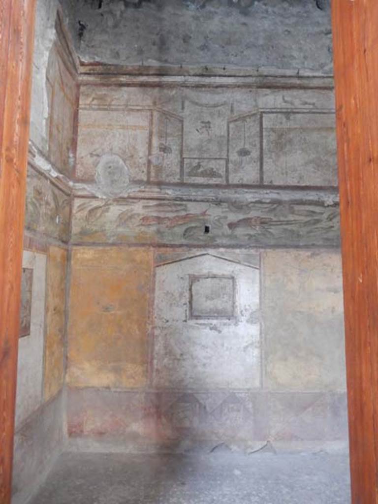 VI.15.1 Pompeii. May 2017. Looking east through doorway in atrium to bedroom on left of main entrance. Photo courtesy of Buzz Ferebee.