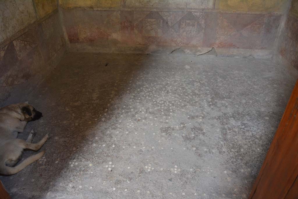VI.15.1 Pompeii. July 2017. Looking east across flooring from doorway in room on south side of entrance doorway.
Foto Annette Haug, ERC Grant 681269 DÉCOR.