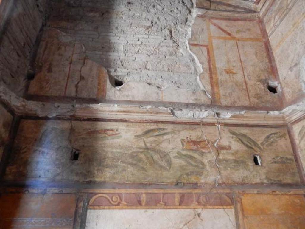 VI.15.1 Pompeii. May 2017. Upper north wall in bedroom on left of main entrance.
Photo courtesy of Buzz Ferebee.