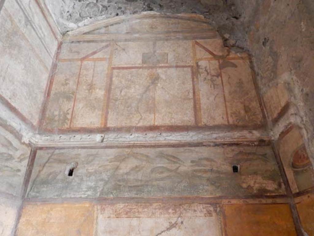 VI.15.1 Pompeii. May 2017. Upper south wall of bedroom on left of main entrance.
Photo courtesy of Buzz Ferebee.