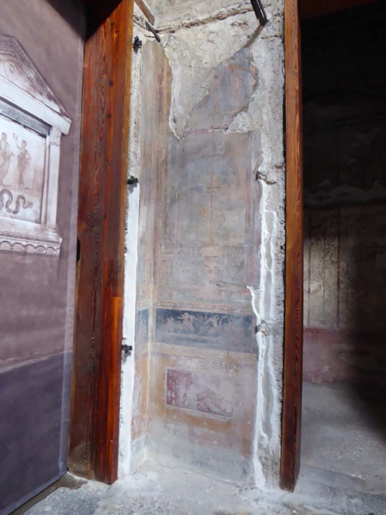 VI.15.1 Pompeii. January 2017. North-east corner of atrium.
Looking east towards painted panels on north side of doorway to bedroom on north side of main entrance.
Foto Annette Haug, ERC Grant 681269 DÉCOR.