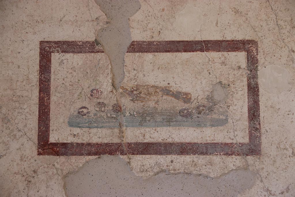 VI.15.1 Pompeii. October 2024.
Cubiculum k, painted panel of bird with cherries from east end of north wall. Photo courtesy of Klaus Heese.