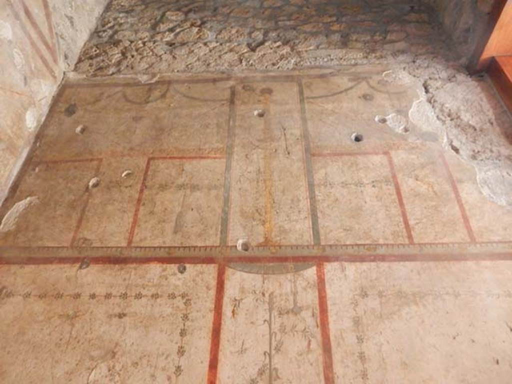 VI.15.1 Pompeii. May 2017. Upper south wall. Photo courtesy of Buzz Ferebee.