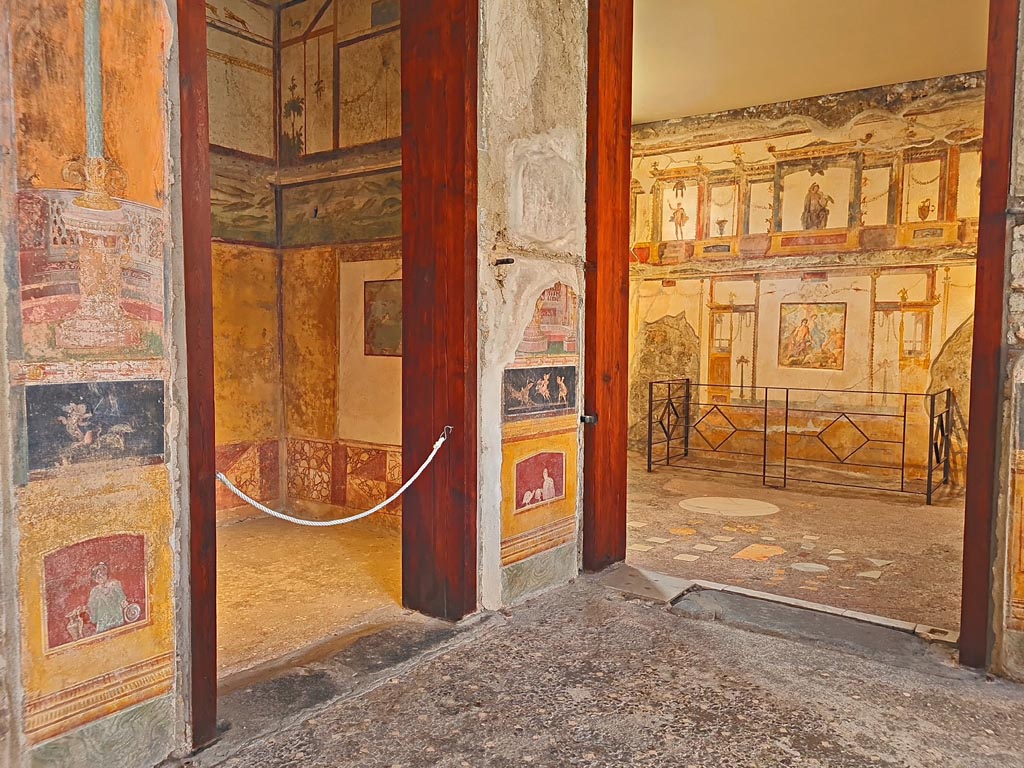 VI.15.1 Pompeii. April 2023.
South-east corner of atrium with doorway into cubiculum (d) on left, and into oecus (e), on right. Photo courtesy of Giuseppe Ciaramella.