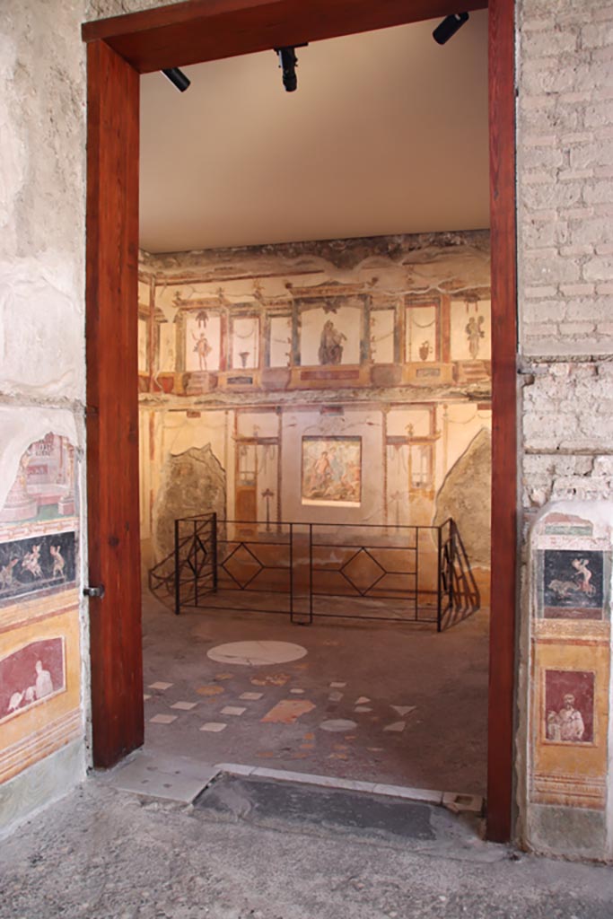 VI.15.1 Pompeii. October 2023.
Doorway into oecus (e) in south-east corner of atrium. Photo courtesy of Klaus Heese.