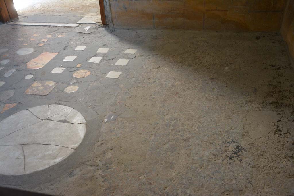 VI.15.1 Pompeii. July 2017. Looking north across flooring.
Foto Annette Haug, ERC Grant 681269 DÉCOR.