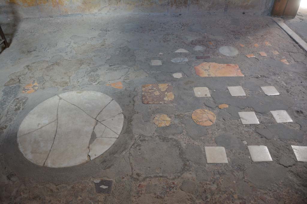 VI.15.1 Pompeii. July 2017. Looking west across flooring.
Foto Annette Haug, ERC Grant 681269 DÉCOR.