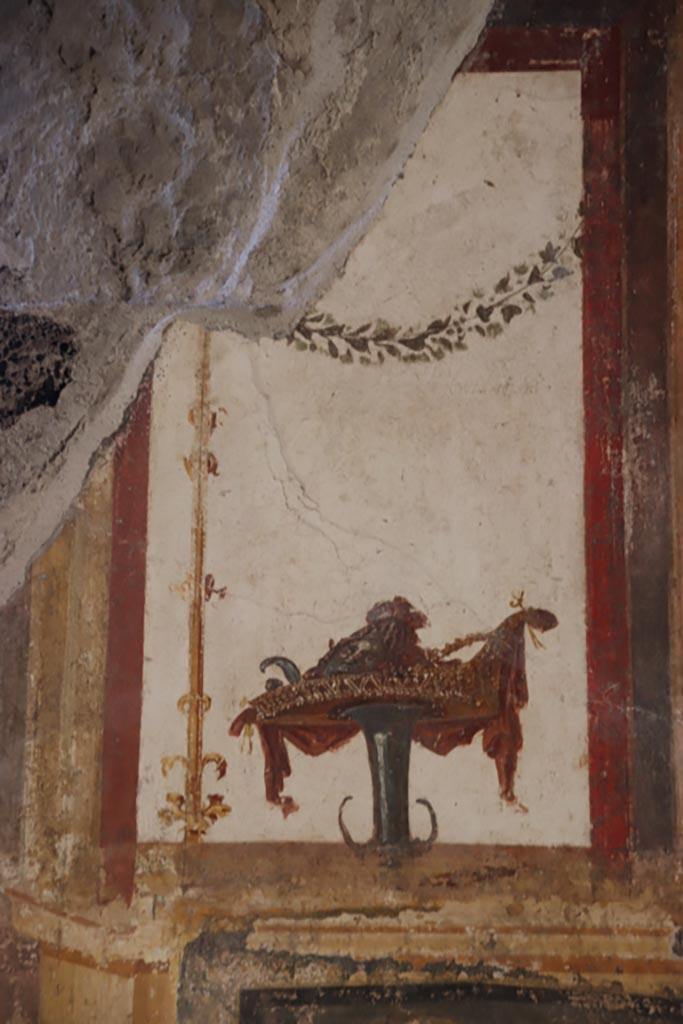VI.15.1 Pompeii. October 2023.
Detail of painted decoration from upper east wall. Photo courtesy of Klaus Heese.