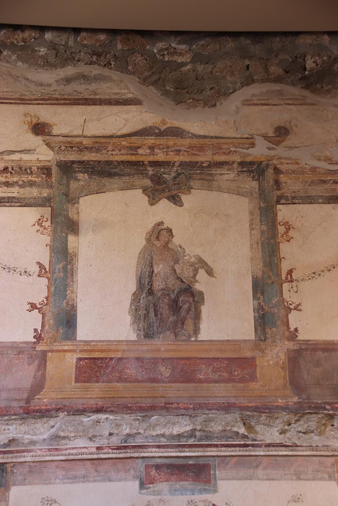VI.15.1 Pompeii. October 2024.
Painted figure of Leda and the Swan from centre of upper south wall of oecus. Photo courtesy of Klaus Heese.