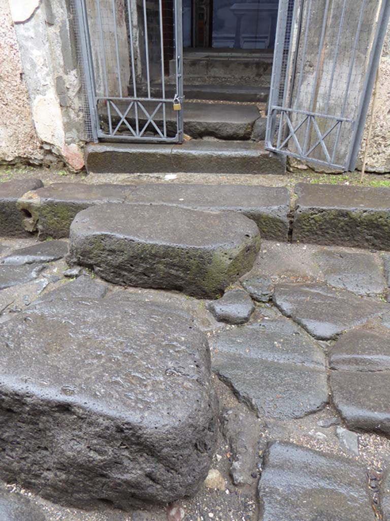 VI.15.1 Pompeii. January 2017. Stepping stones across Vicolo dei Vettii outside entrance doorway.
Foto Annette Haug, ERC Grant 681269 DÉCOR.