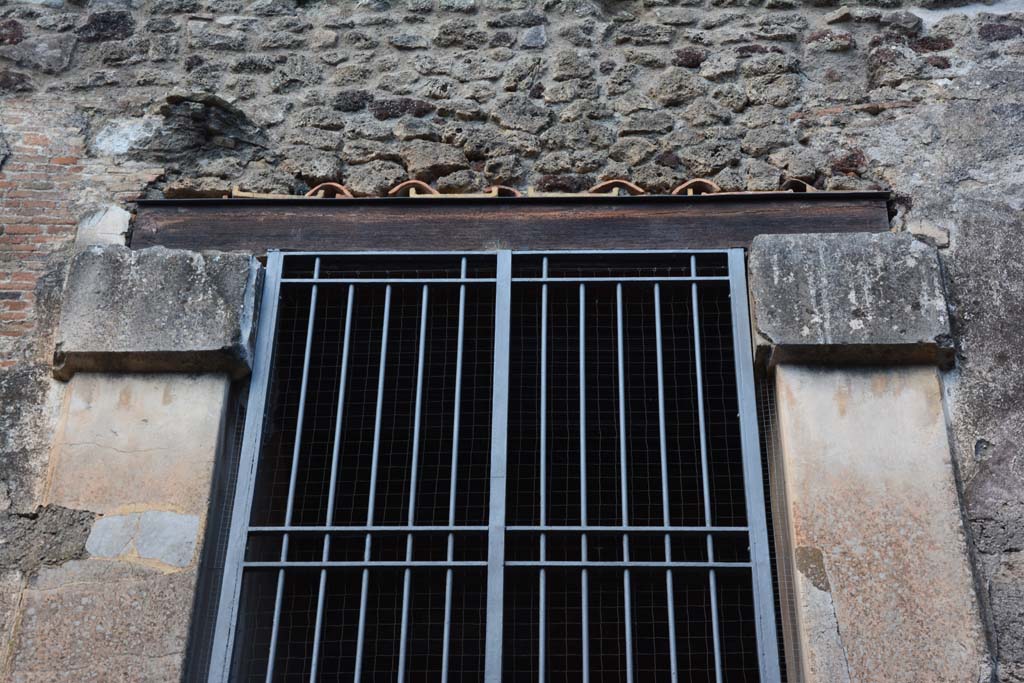 VI.15.1 Pompeii. July 2017. Looking west to area above doorway and cubed capitals on either side.
Foto Annette Haug, ERC Grant 681269 DÉCOR.