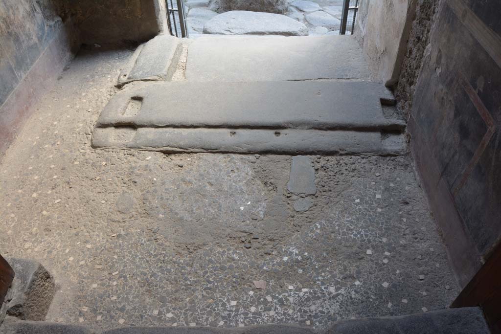 VI.15.1 Pompeii. July 2017. Looking east from flooring in vestibule (b) towards fauces (a) and entrance doorway.
Foto Annette Haug, ERC Grant 681269 DÉCOR.
