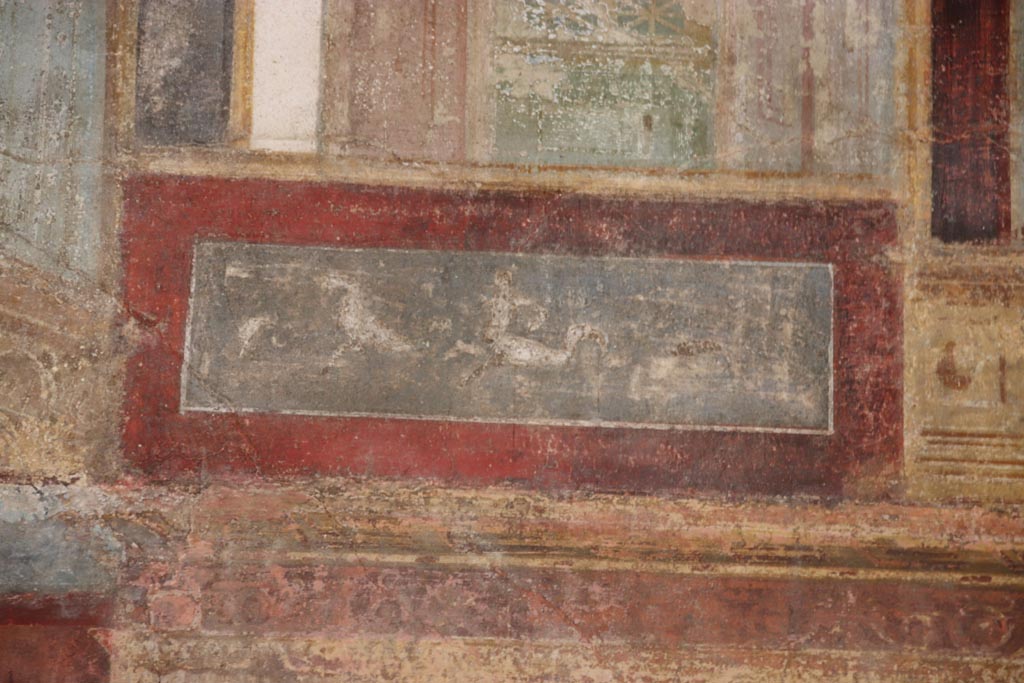 VI.15.1 Pompeii. October 2023.
Upper east wall of exedra, continuation from north end, detail of painted panel. Photo courtesy of Klaus Heese.