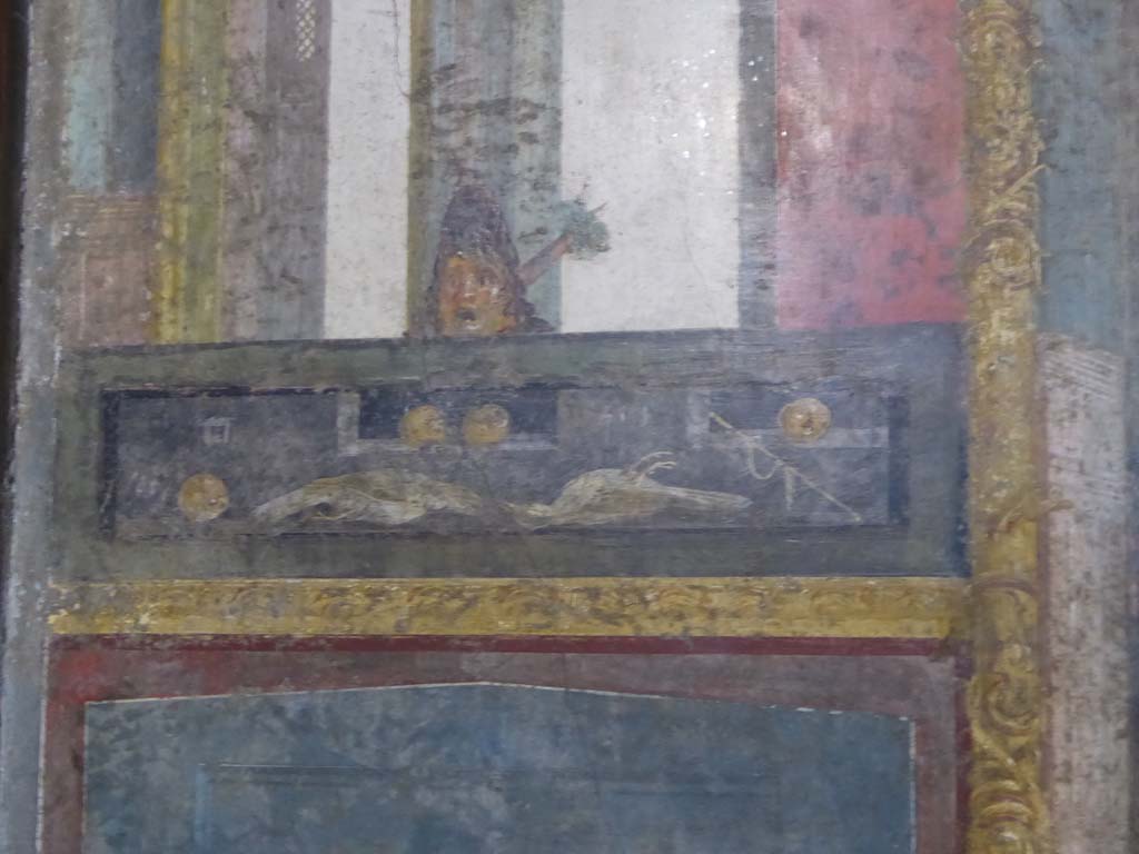 VI.15.1 Pompeii. January 2017. Detail of panel from east wall at north end, with wall painting of food with mask above.
Foto Annette Haug, ERC Grant 681269 DÉCOR.