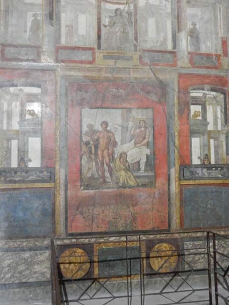 VI.15.1 Pompeii. May 2017. East wall of exedra, with painted central and side panels.
Photo courtesy of Buzz Ferebee.