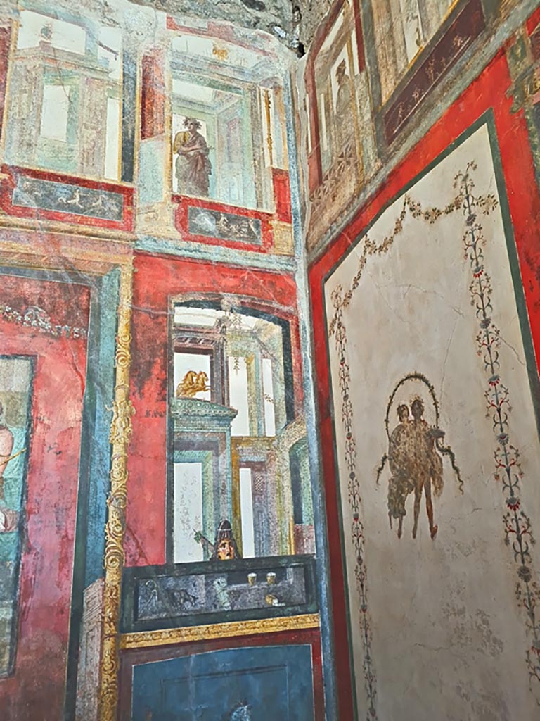 VI.15.1 Pompeii. April 2023.
Detail of painted decoration from upper south-east corner of exedra. Photo courtesy of Giuseppe Ciaramella.