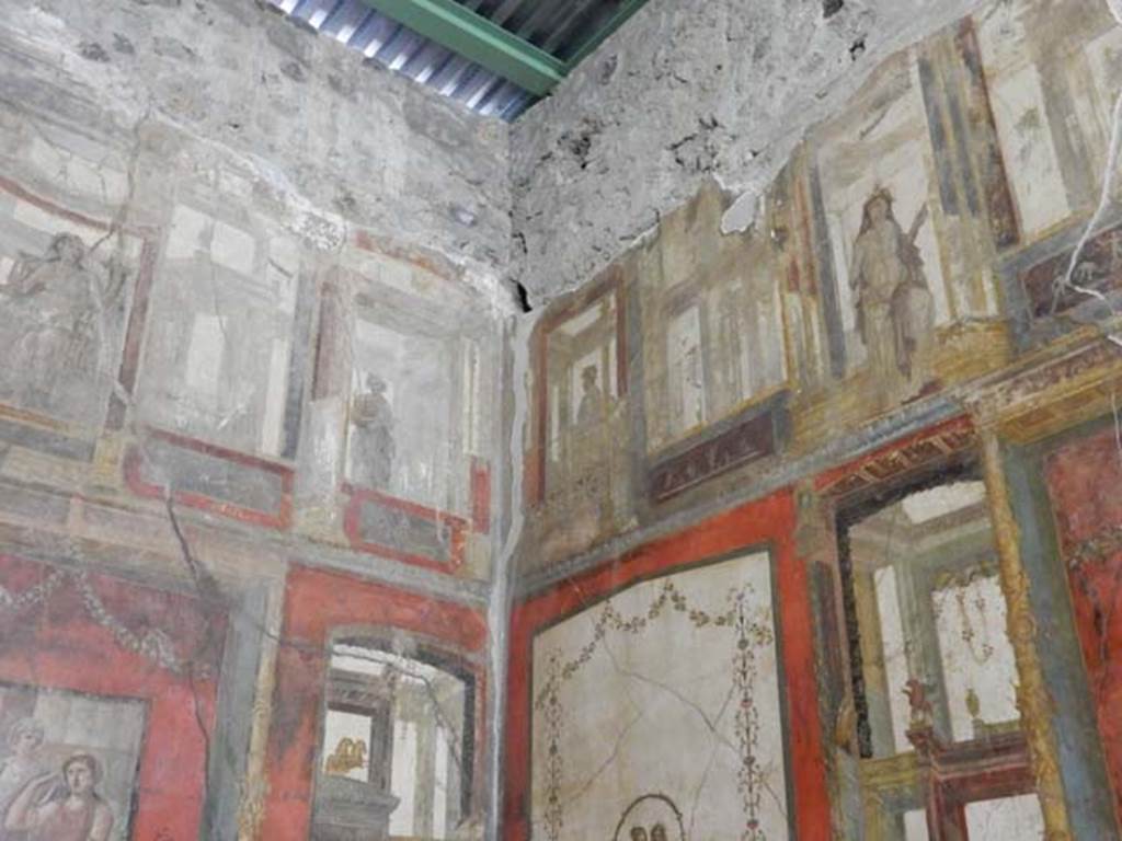 VI.15.1 Pompeii. May 2017. Upper south-east corner of exedra. Photo courtesy of Buzz Ferebee.