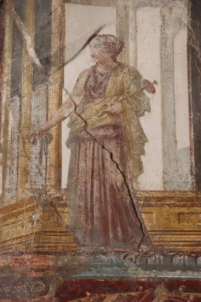 VI.15.1 Pompeii. October 2023.
Upper north wall of exedra, detail of painted figure from centre above middle panel.
Photo courtesy of Klaus Heese.