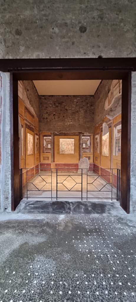VI.15.1 Pompeii. January 2023.
Looking east to doorway to exedra situated to the south-east of peristyle.
Photo courtesy of Miriam Colomer.
(PPM – room n).