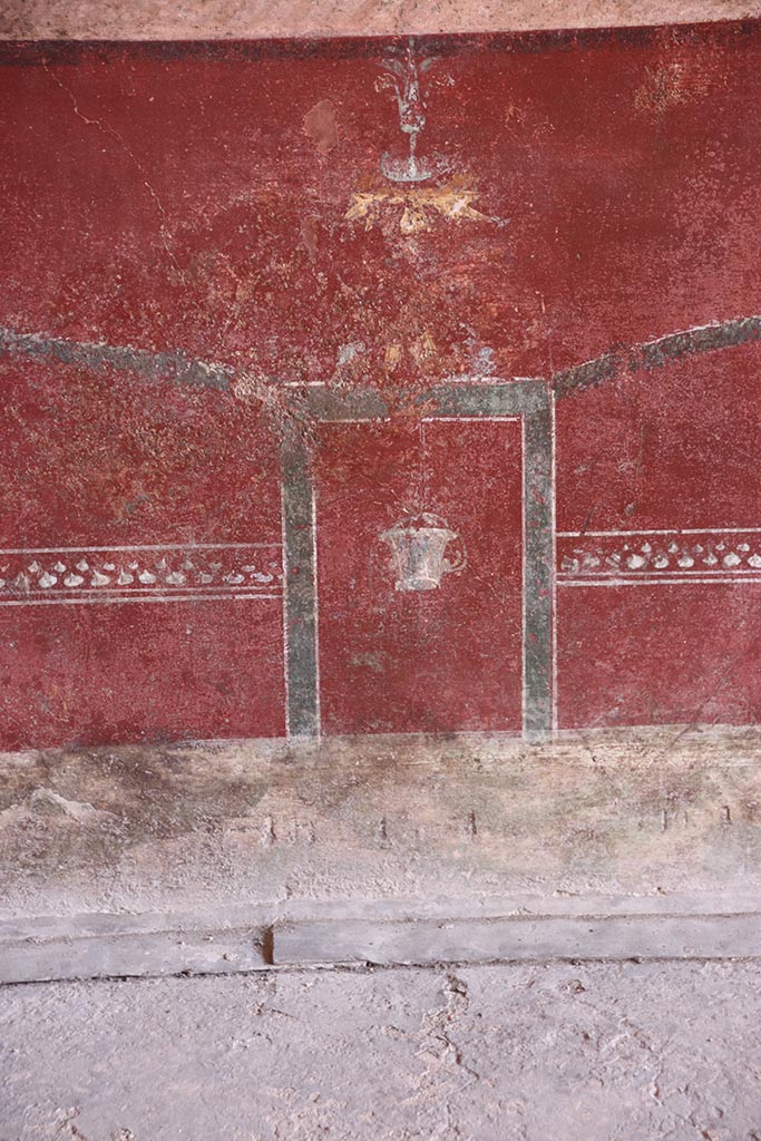 VI.15.1 Pompeii. October 2024.
Detail from lower south wall at east end of zoccolo in south-east corner of exedra.
Photo courtesy of Klaus Heese.