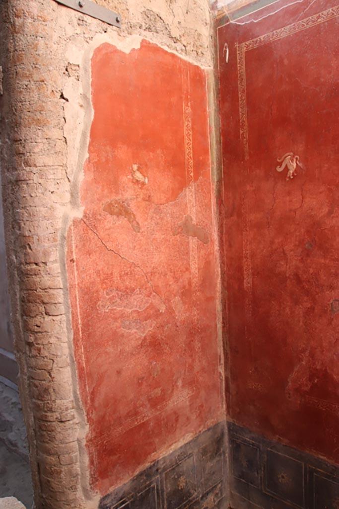 VI.15.1 Pompeii. October 2023.
Small peristyle/garden “s”, south wall in south-west corner of north end. Photo courtesy of Klaus Heese.