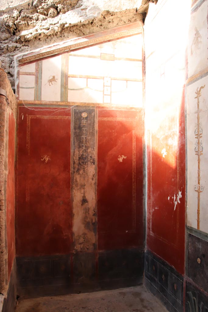 VI.15.1 Pompeii. October 2023.
Small peristyle/garden “s”, looking towards west wall at north end. Photo courtesy of Klaus Heese.